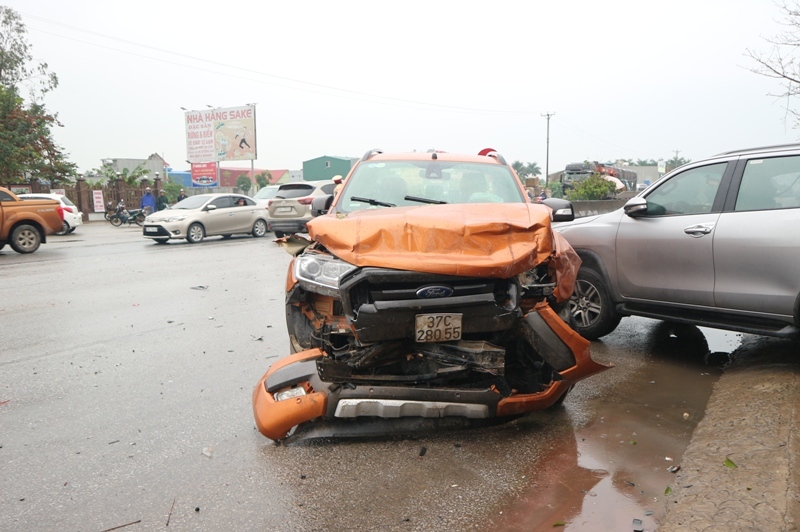 Chiếc xe bán tải bị móp phần đầu...