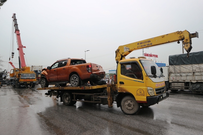 Lực lượng chức năng huy động 2 cẩu lớn và một cẩu nhỏ tới hiện trường để đưa các phương tiện gặp nạn ra khỏi hiện trường