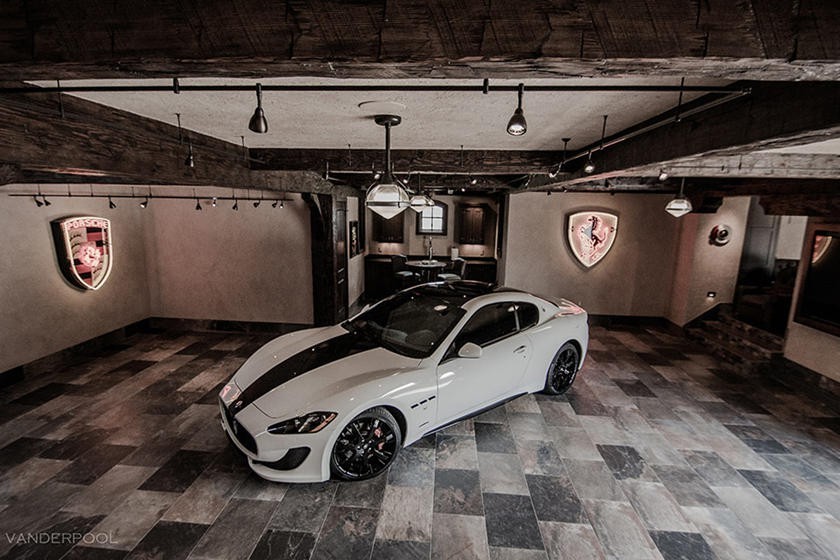 Garage chuyên dụng với từng khu vực riêng cho từng thương hiệu