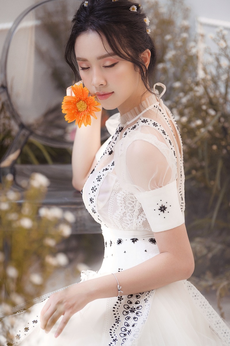 Với vóc dáng thanh mảnh, cùng làn da trắng sứ, Thúy An dễ dàng truyền tải được ý đồ của bộ trang phục.