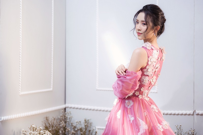 Diện những mẫu đầm công chúa, mang hơi hướng cổ tích, cùng kiểu tóc buông lơi và lối trang điểm nhẹ nhàng, nàng áhậu thả dáng bên hoa.