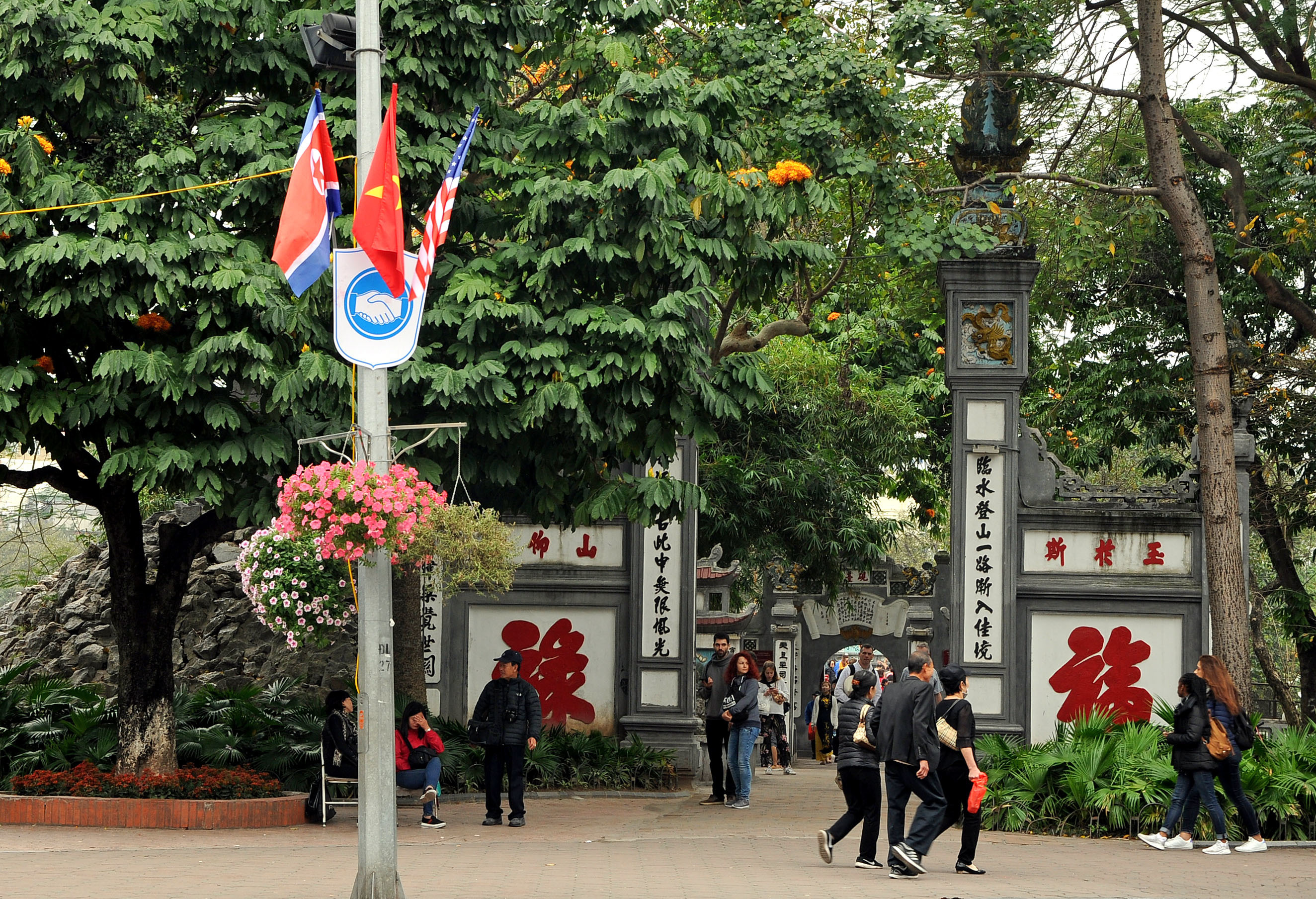 Khu vực đền Ngọc Sơn nơi có nhiều du khách tham quan, đây cũng là dịp để bạn bè quốc tế cảm nhận Hà Nội thanh bình, hiếu khách