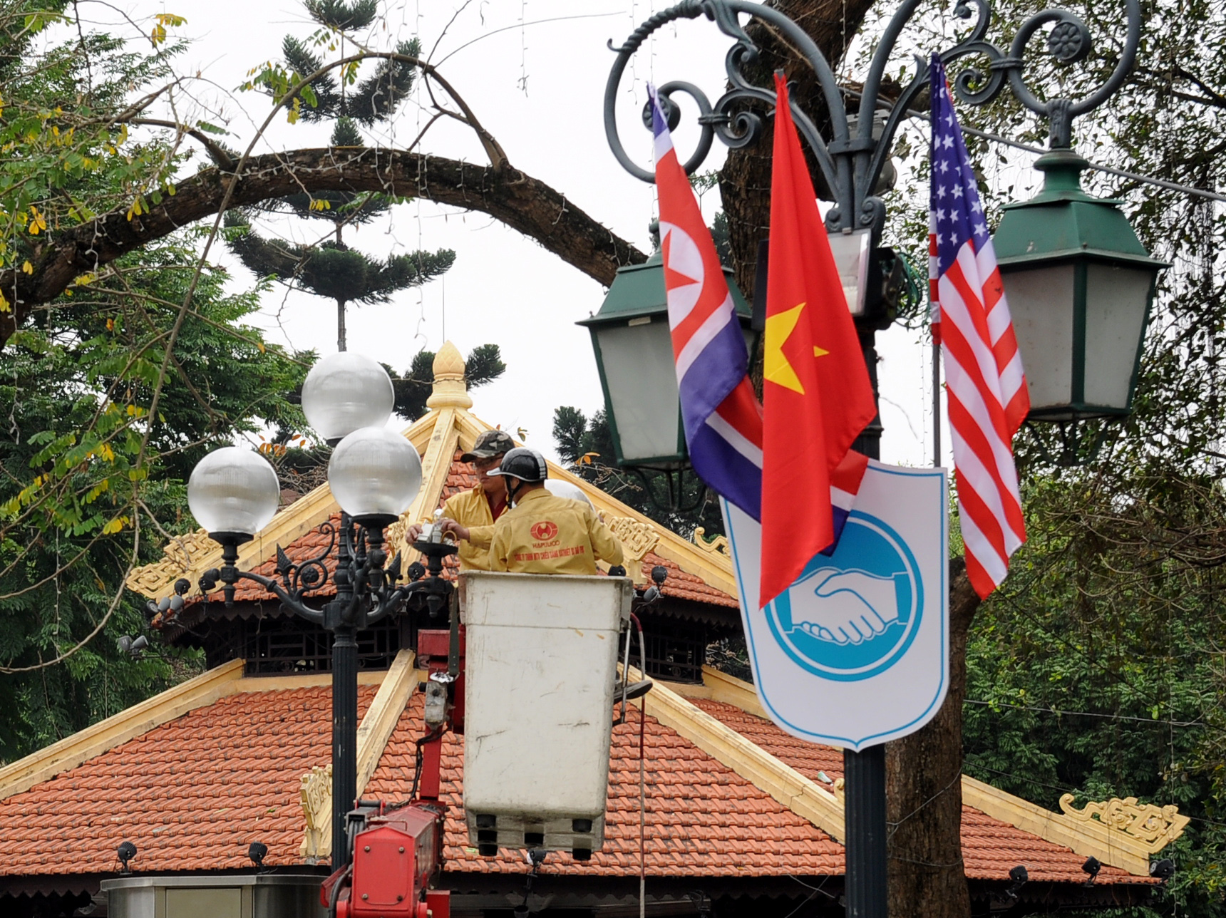 Thay bóng đèn khu vực vườn hoa Lý Thái Tổ