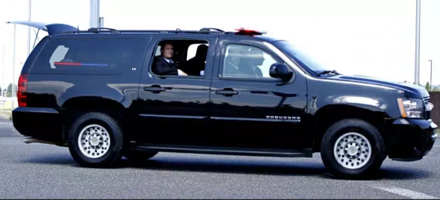 Xe an ninh tổng thống (Halfback): Là xe chở các mật vụ Mỹ và luôn đi sau xe Quái thú. Nó thường là một chiếc Chevrolet Suburban có gắn đèn tín hiệu giống xe cảnh sát. Nó được coi là xe dự phòng trong trường hợp xảy ra vấn đề với các xe chở tổng thống. Ảnh: Drive