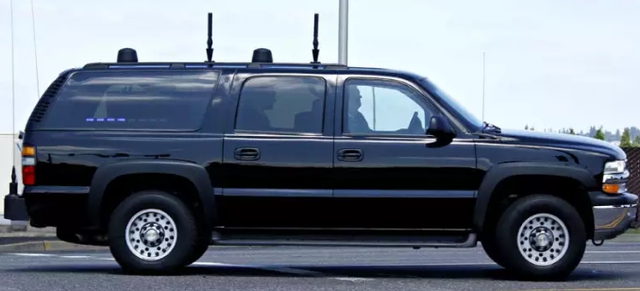 Xe tác chiến điện tử: Xe tác chiến điện tử đi trước đoàn xe tổng thống. Đây là một chiếc SUV được gắn các ăng-ten phá sóng nhằm phát hiện tên lửa, gửi tín hiệu gây nhiễu thiết bị điện tử và gây nhiễu thiết bị nổ. Ảnh: Getty