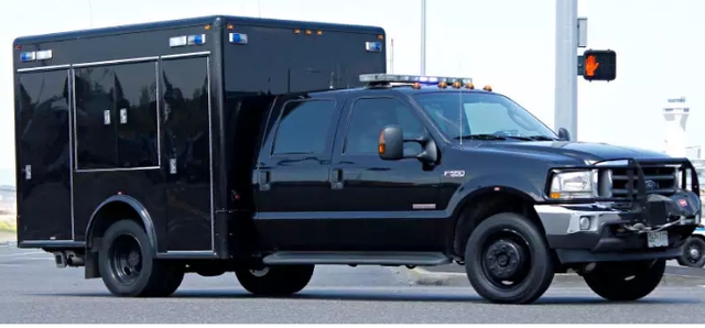 Xe phát hiện vũ khí hóa-sinh học: Đó là một chiếc xe màu đen có thùng vuông đằng sau và được gắn các cảm biến để phát hiện nguy cơ các cuộc tấn công bằng vũ khí hóa -sinh học có thể đe dọa đoàn xe tổng thống. Ảnh: Getty