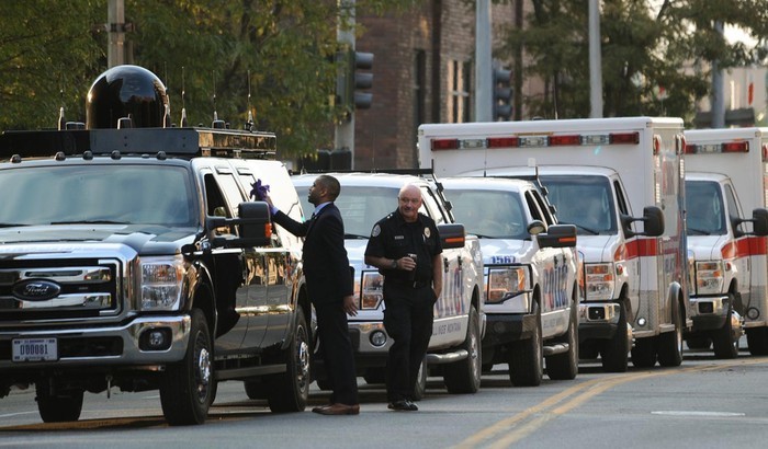 Xe truyền thông Nhà Trắng: Thường là một chiếc Suburban có gắn các ăngten vệ tinh. Xe này đóng vai trò như một trung tâm mã hóa dữ liệu lớn và giúp tổng thống cũng như các quan chức Nhà Trắng kết nối với thế giới, hay kết nối các xe trong đoàn. Ảnh: Fortune