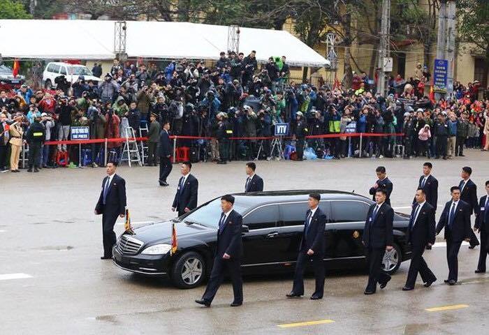 Chiếc Mercedes-Benz S600 Pullman Guard của ông Kim Jong-un trên phố Hà Nội sáng nay 26/2/2019