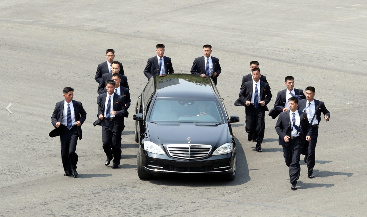 12 vệ sĩ chạy bộ xung quanh hộ tống chiếc Mercedes-Benz S600 chở nhà lãnh đạo Triều Tiên Kim Jong-un là một trong những hình ảnh đáng chú ý