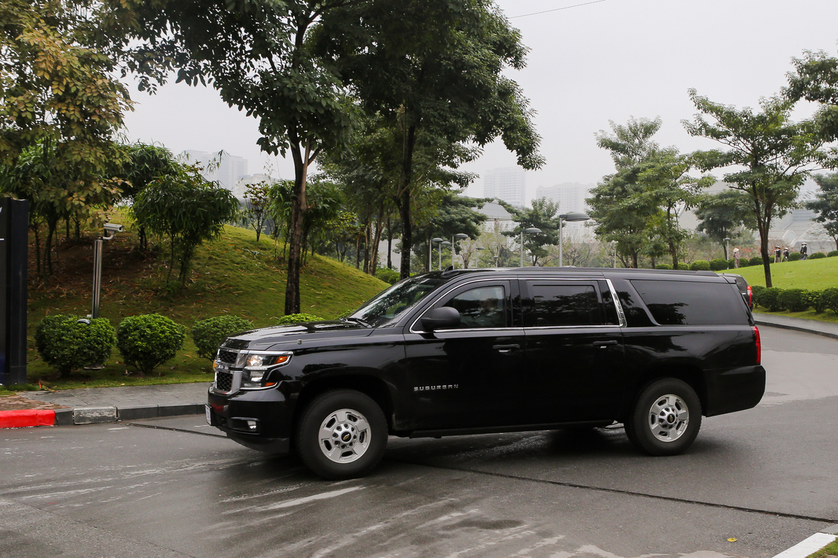 Những chiếc Suburban trong đoàn hộ tống đều được tăng cường khả năng chống đạn với lớp giáp dày và kính đặc biệt, nhằm bảo vệ The Beast trong các tình huống khẩn cấp.