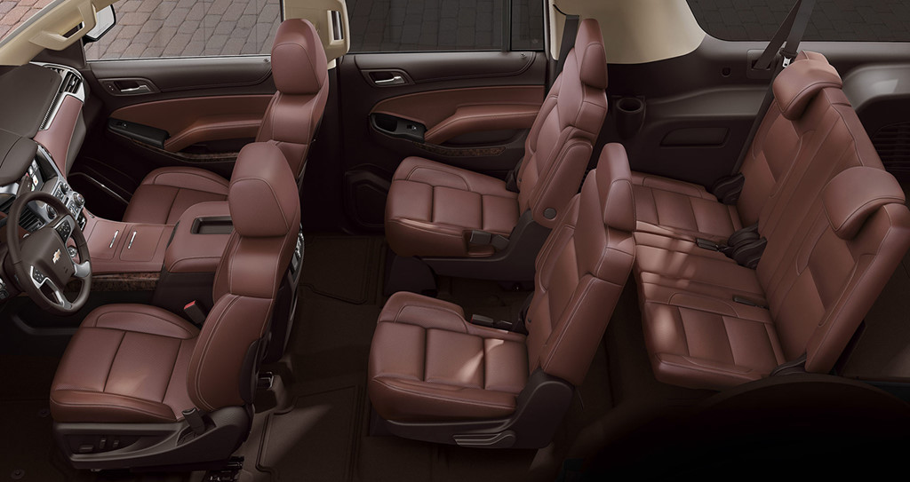 Nội thất bên trong Suburban rộng lớn với tùy chọn 7 hoặc 8 ghế ngồi tùy từng phiên bản. Hàng ghế đầu chỉnh điện, hàng ghế thứ 2 chỉnh cơ và tất cả đều được bọc da cao cấp. Trung tâm bảng điều khiển là màn hình cảm ứng tích hợp hệ thống giải trí hiện đại bậc nhất của Chevrolet, vô-lăng 4 chấu tích hợp nhiều phím chức năng hỗ trợ người lái.