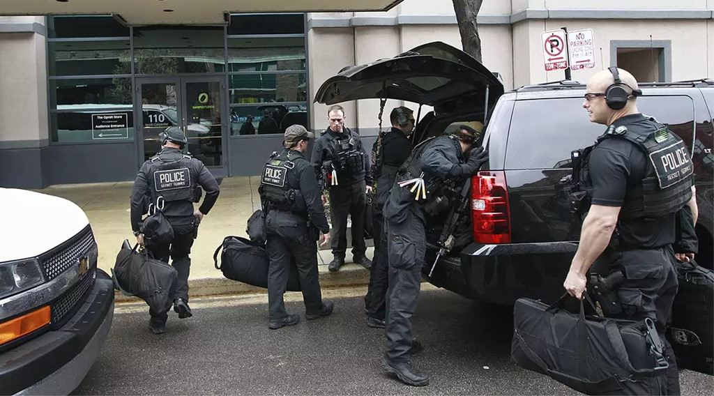 Một chiếc Chevrolet Suburban bọc thép với kính sau luôn mở được gọi là "halfback". Xe chở theo Đội Tấn công Bí mật (CAT) của lực lượng mật vụ Mỹ. Đây là một đội phản ứng nhanh giúp chặn đứng bất kỳ vụ tấn công nào nhắm vào đoàn xe khỏi các cuộc tấn công