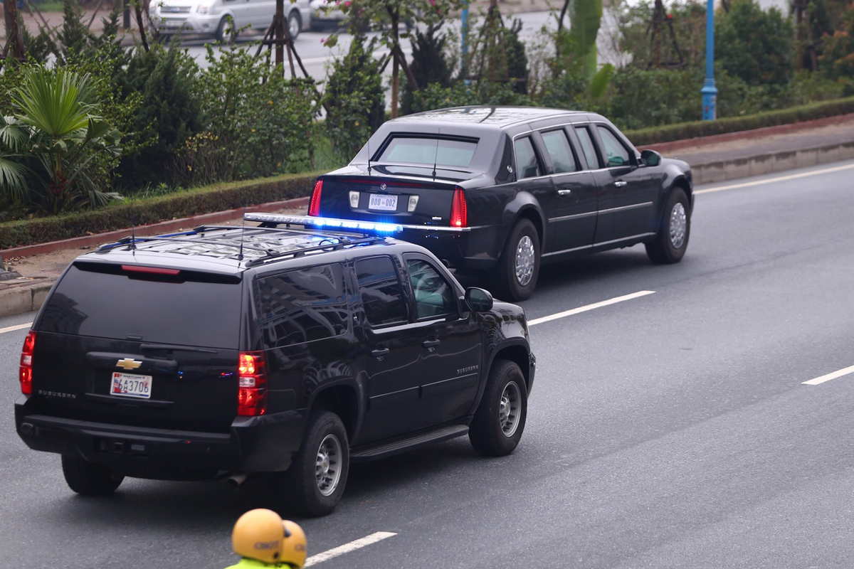 Một chiếc Suburban khác có vai trò kết nối liên lạc các xe trong đoàn hộ tống với nhà trắng thông qua kênh liên lạc được mã hóa, được trang bị nhiều ăng ten liên lạc SATCOM. Lực lượng an ninh sử dụng Chevrolet Suburban vì nó có cấu trúc thân dày, đồng thời bên trong rộng rãi cho phép lắp đặt nhiều thiết bị.