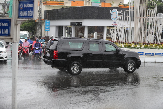 Nhờ động cơ mạnh mẽ, khung gầm chắc chắn và ít hỏng vặt nên Chevrolet Suburban được tin tưởng chọn làm xe chuyên dụng phục vụ trong đoàn xe bảo vệ Tổng thống Mỹ.