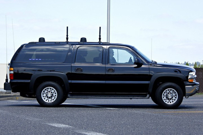 Đặc điểm để nhận ra chiếc xe dẫn đoàn này chính là 2 cột màu đen trên nóc và 2 cột ăng teng lớn phía đuôi xe. Nó sẽ phá sóng vô tuyến nhằm vô hiệu hóa các cuộc tấn công kích nổ từ xa trong khu vực mà đoàn xe đi qua