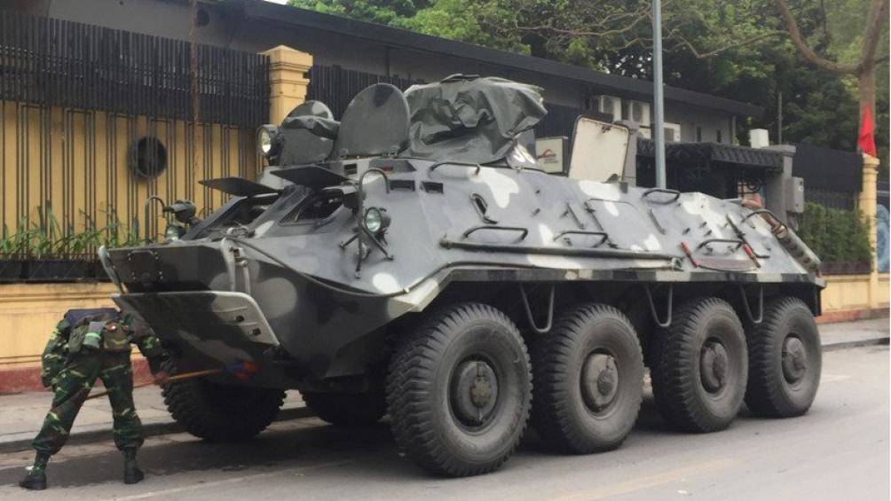 Sáng 26/2, 4 chiếc xe bọc thép BTR-60PB nằm xếp hàng trên đường Phạm Ngũ Lão - Tràng Tiền (Hà Nội). Nơi này cách khách sạn Melia, nơi Chủ tịch Triều Tiên, ông Kim Jong-un ở khoảng 1,5 km.