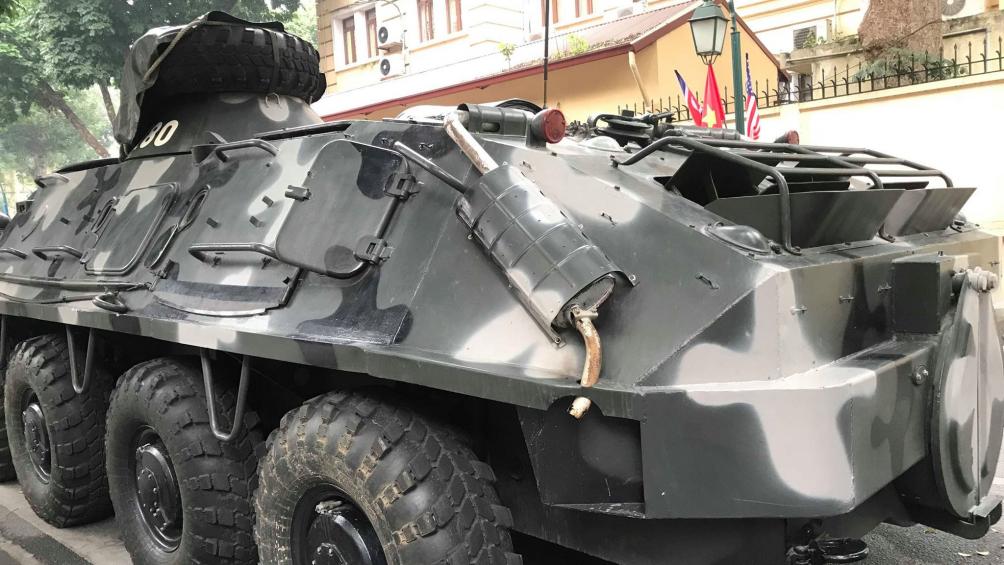 Xe không có cửa chính mà chỉ có các cửa sổ phụ, mỗi bên có khoảng 4 cửa như vậy, binh lính leo vào và leo ra khỏi xe qua các cửa này. Ở tháp pháo còn có 1 cửa sổ dành cho pháo thủ.