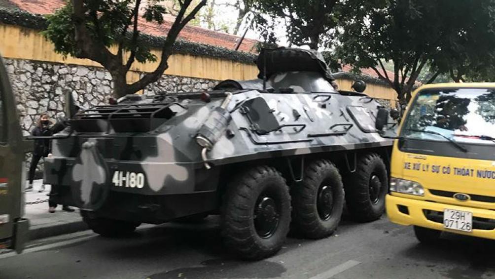 Thân xe kín, hình hộp chữ nhật, bánh dạng lốp, có động cơ khá tốt, không chết máy giúp cho xe nổi trên mặt nước và di chuyển với tốc độ 10 km/h.