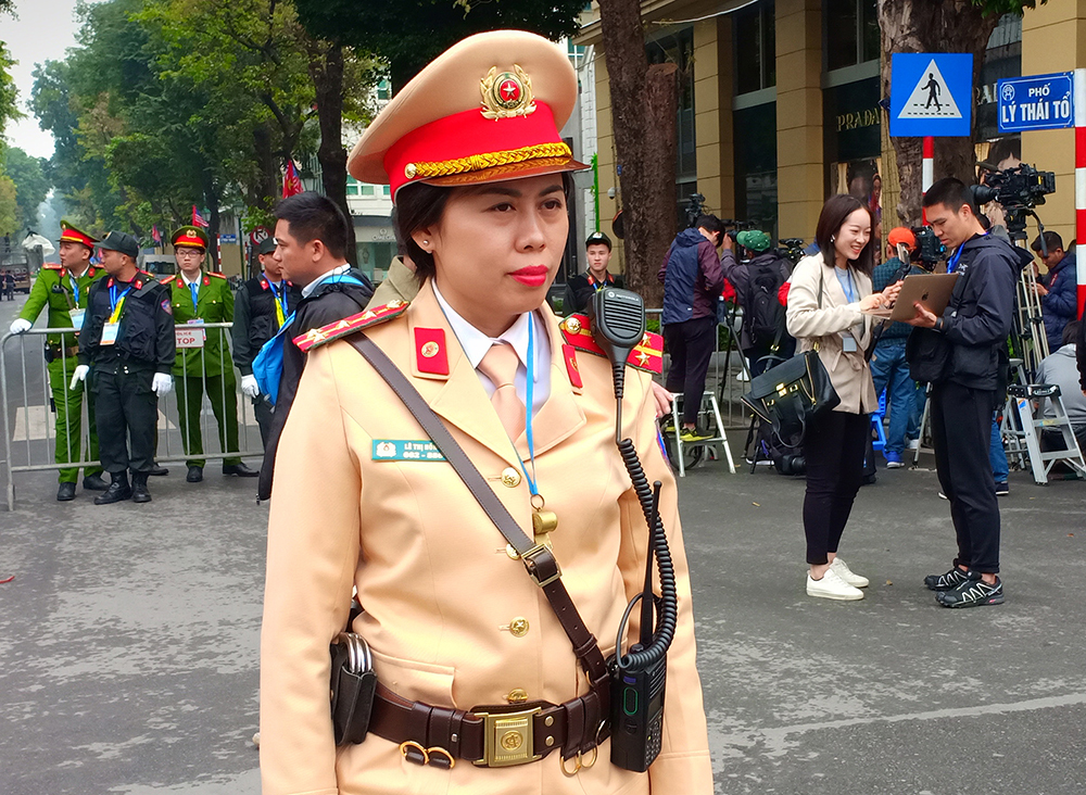 Lực lượng CSGT Hà Nội liên tục trải quân ứng trực, tham gia điều tiết giao thông, đặc biệt quanh khu vực khách sạn  Metropole, nơi diễn ra cuộc gặp quan trọng của nguyên thủ hai nước Mỹ và Triều Tiên (Trong ảnh: Đại úy Lê Thị Hồng làm nhiệm vụ trên đường Lý Thái Tổ