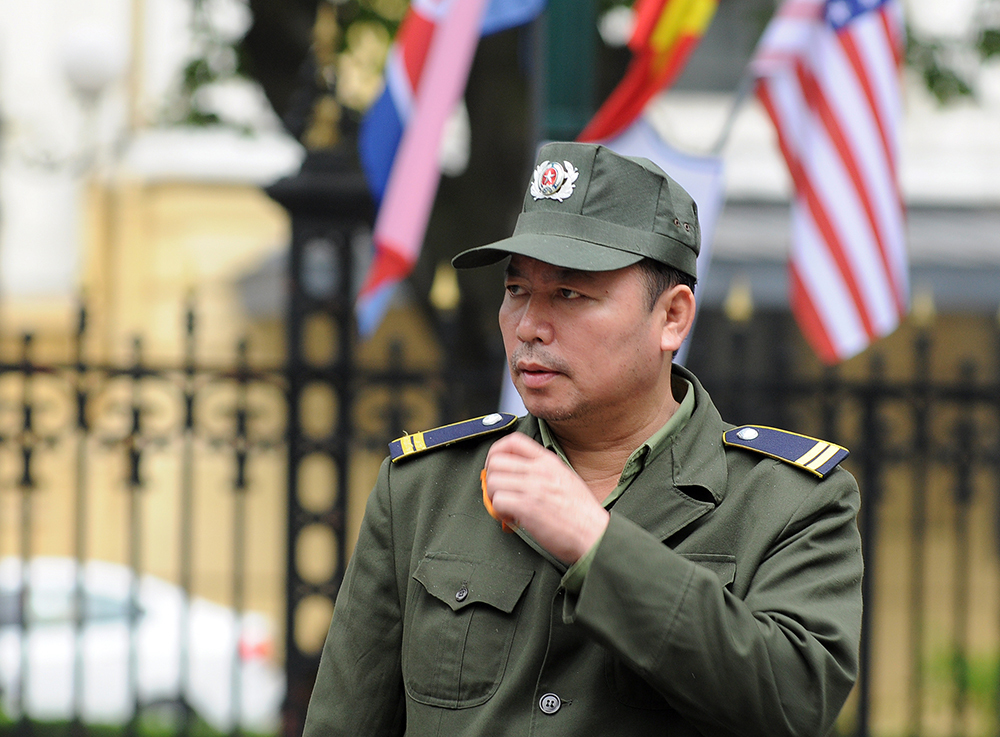 Anh Đỗ Văn Tuấn, thuộc lực lượng dân phòng phường Tràng Tiền hỗ trợ bảo đảm giao thông quanh khu vực Nhà Hát Lớn