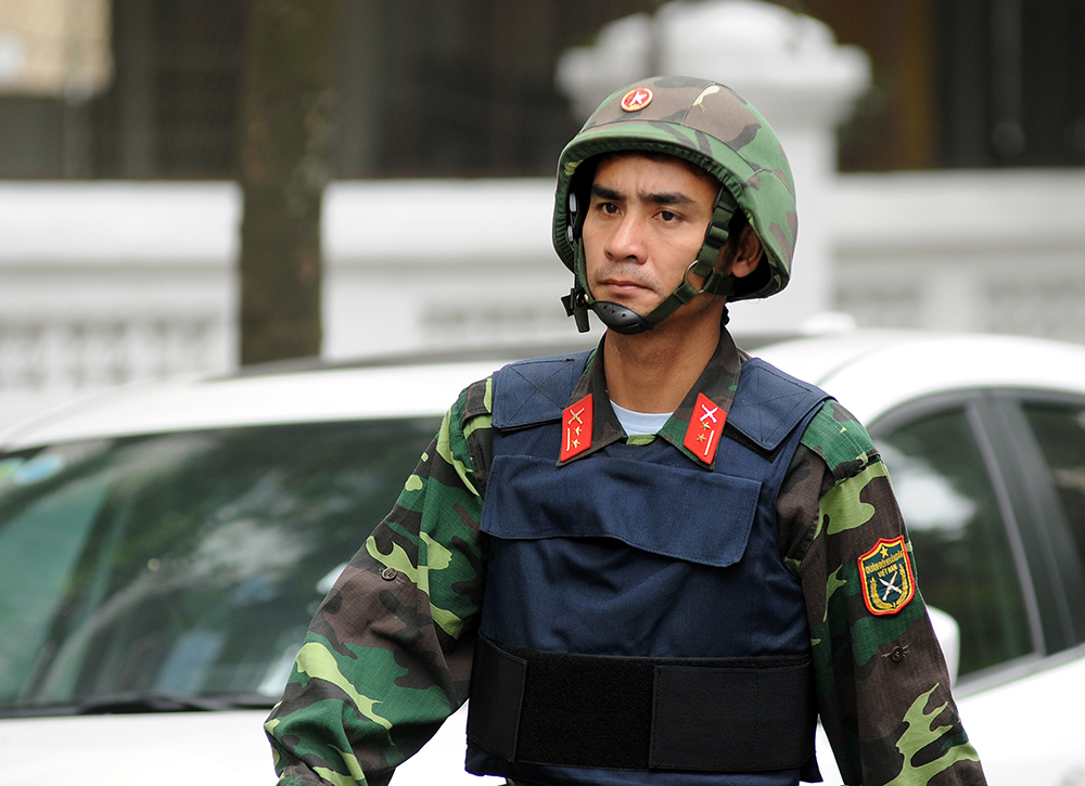 Chiến sỹ thuộc một đơn vị quân đội tuần tra trên đường Tông Đản, gần khách sạn Metropole
