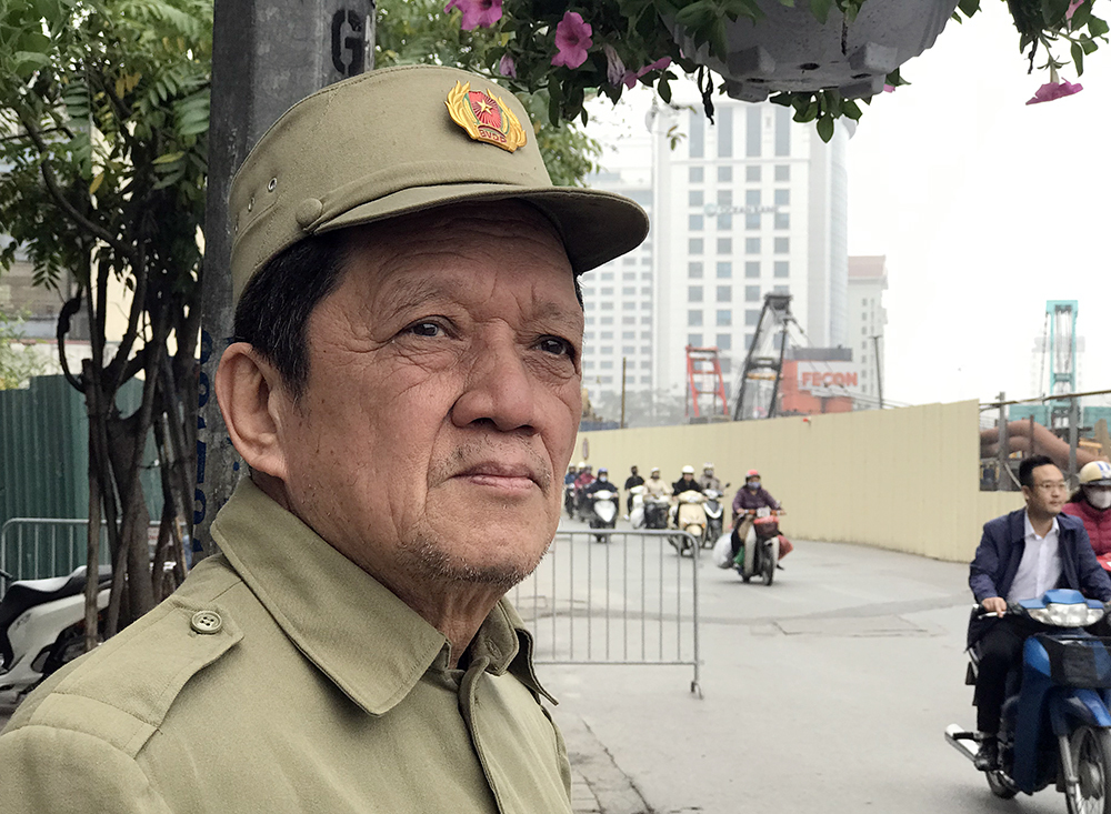 Lực lượng dân phòng hỗ trợ rất tích cực ở những điểm nóng ùn tắc, đảm bảo giao thông thông suốt
