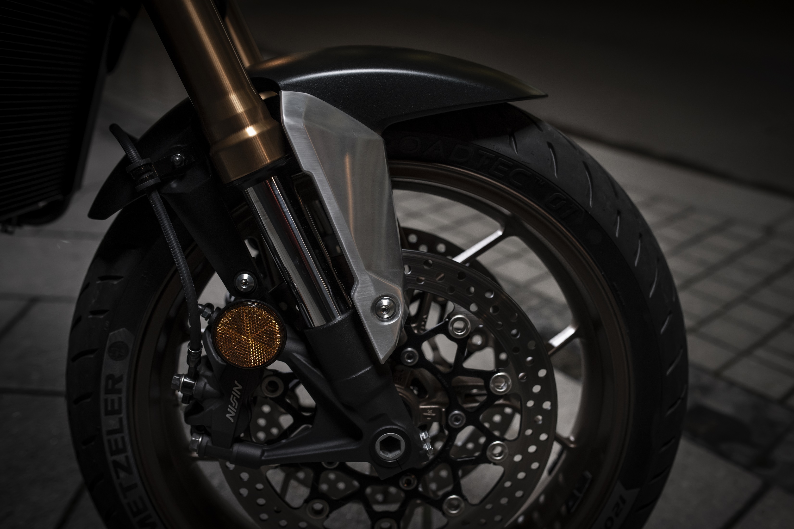 Bánh trước sử dụng hệ thống phanh đĩa thủy lực có kèm ABS