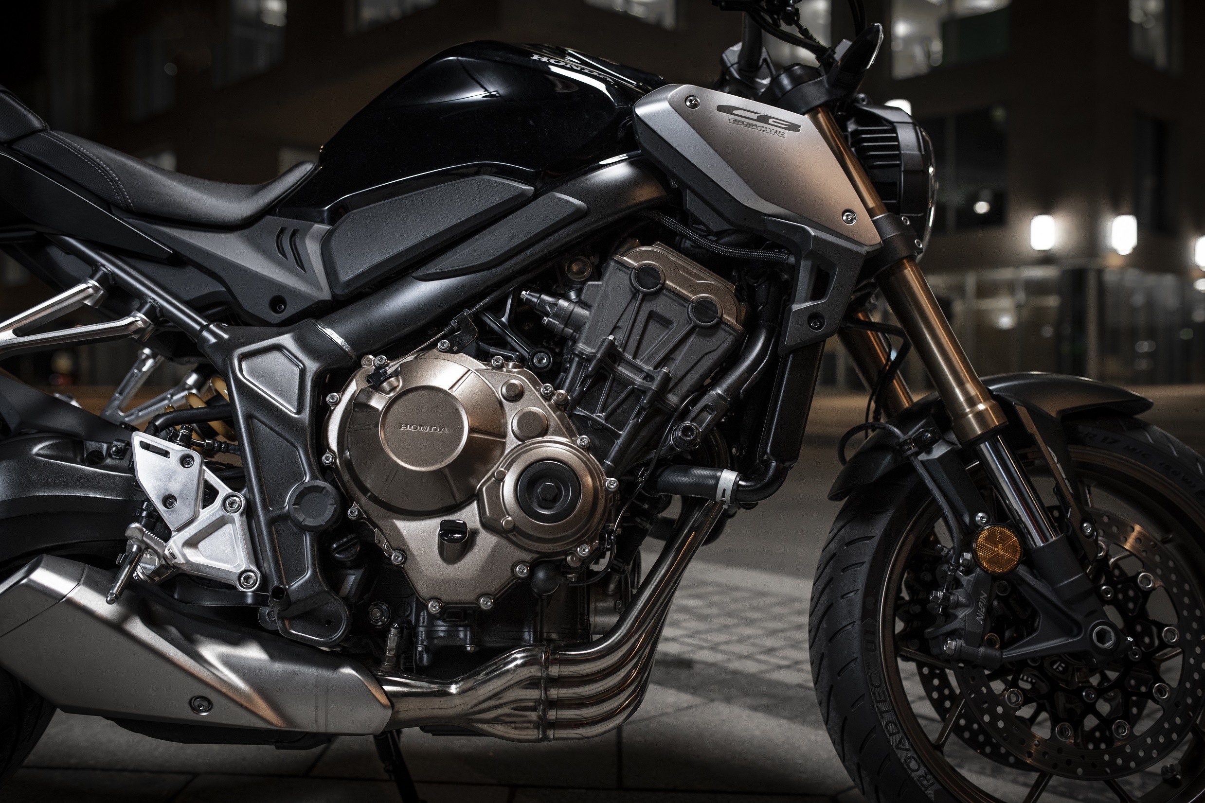 Xe sử dụng khối động cơ mạnh mẽ 4 xy lanh cho công suất tới 70Kw