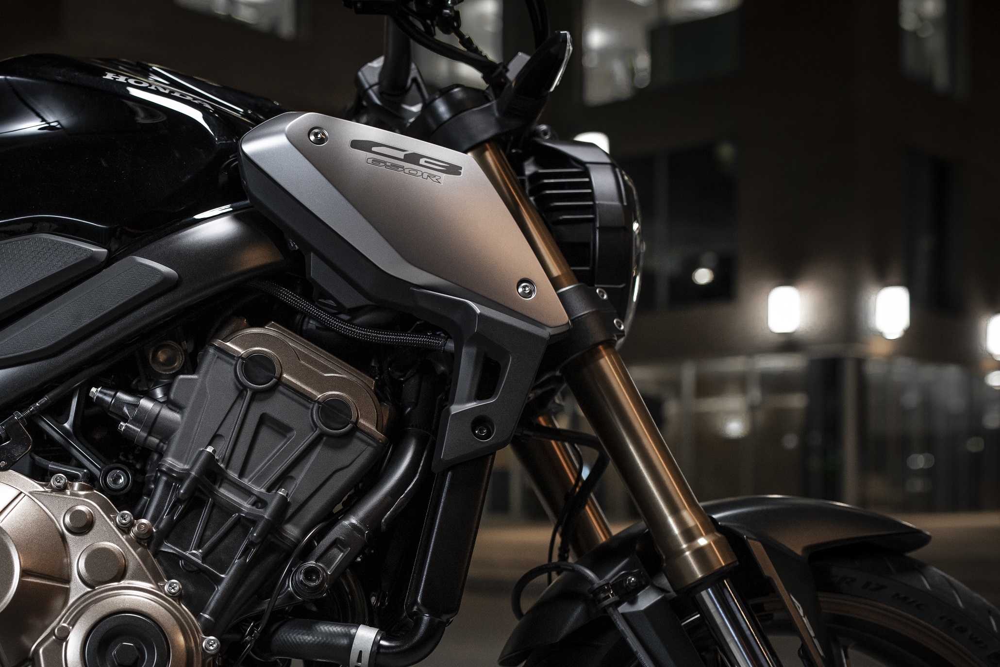 Giảm xóc trước là loại ống lồng có hành trình ngược Showa SFF