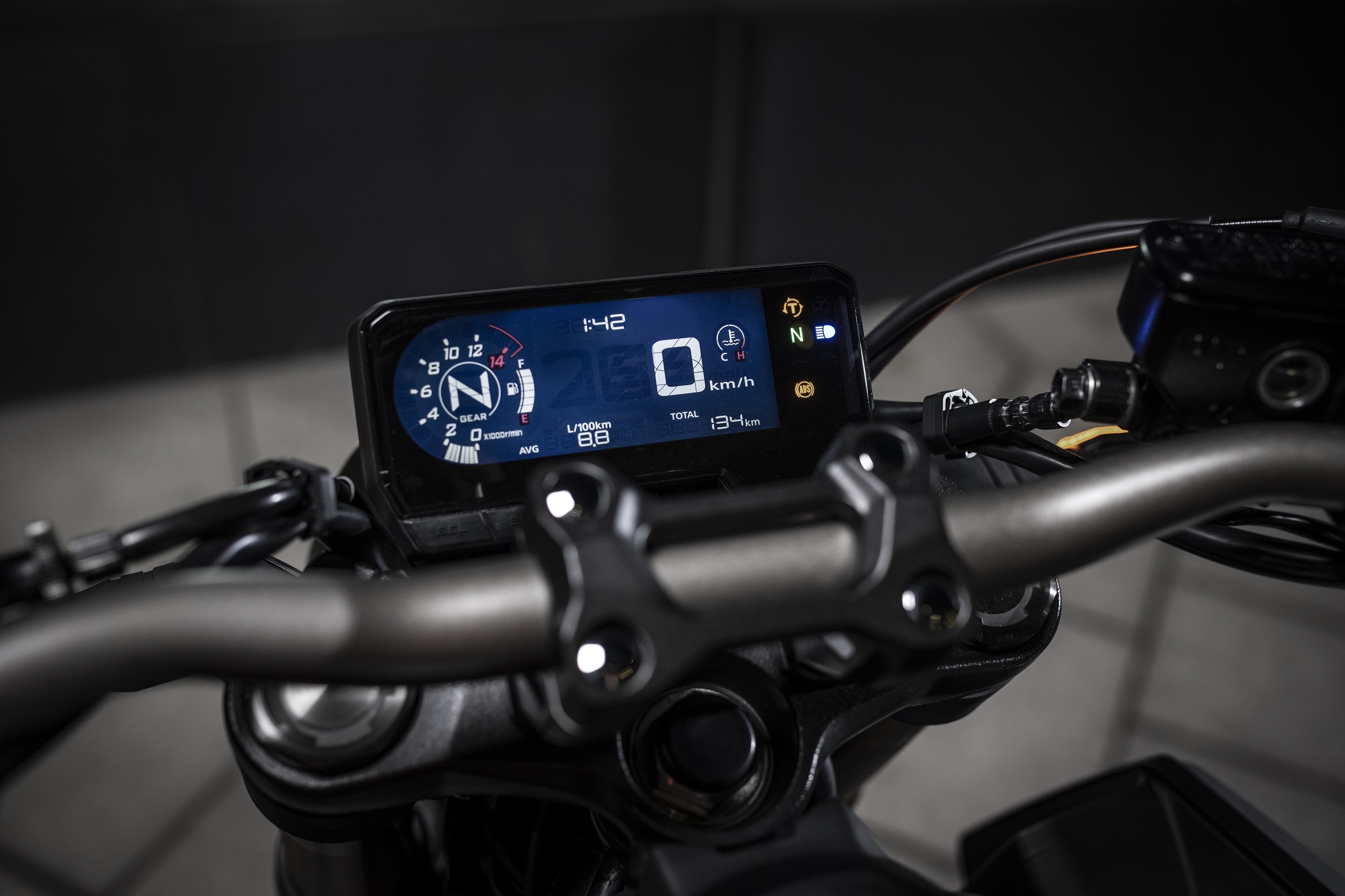 Mặt đồng hồ trên xe là loại LCD với toàn bộ thông tin được hiển thị