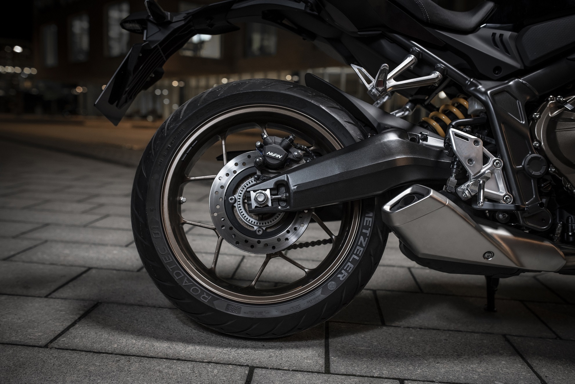 Xe được trang bị bộ vành nhôm với thiết kế độc đáo