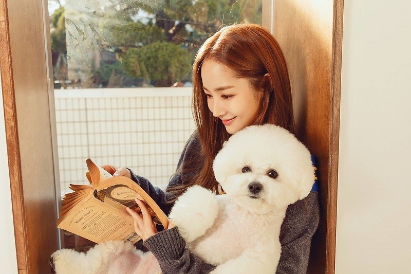 Cô cũng khoe chú cho cưng Leon của mình.