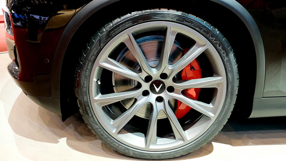 Bên cạnh đó là bộ lốp thể thao cỡ lớn 22 inch, lưới tản nhiệt dạng mắt cá bằng chất liệu nhôm cao cấp, các đường nẹp ở hai bên thân xe, trên nóc và ở mặt trước được sơn phủ lớp carbon cao cấp