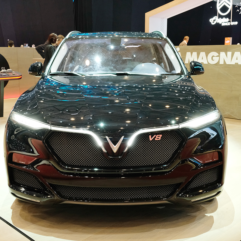 Nổi bật nhất ở phiên bản đặc biệt VinFast Lux V8 là khối động cơ V8, cho công suất tối đa lên tới 455 mã lực, có thể đạt tốc độ tối đa 300 km/h. Tuy nhiên, thông tin về việc mẫu xe này sẽ trang bị hộp số nào không được VinFast tiết lộ