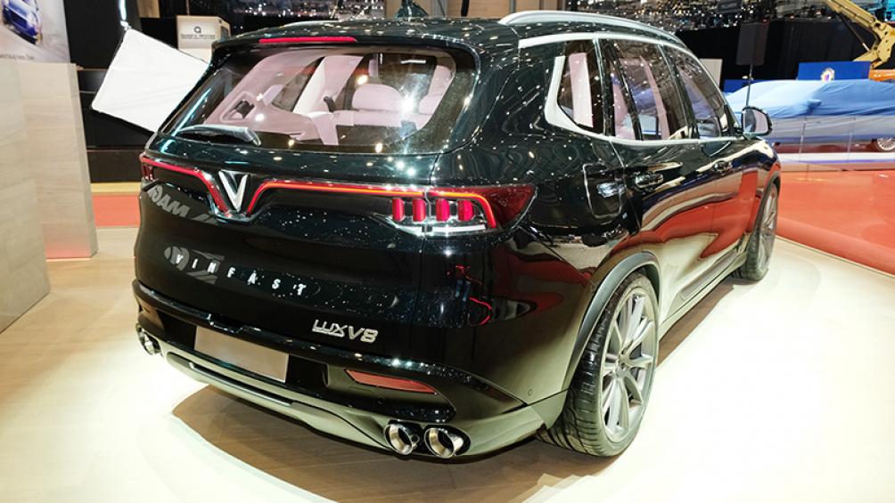 Về thiết kế, chiếc xe VinFast Lux V8 mang đến triển lãm được phủ sơn đen sang trọng, kết hợp với các chi tiết kim loại màu bạc phủ carbon, mang lại diện mạo đẳng cấp.