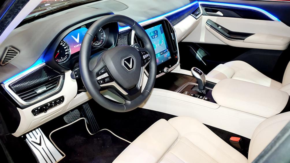 Chất liệu nội thất của VinFast Lux V8 cũng được nâng lên một tầm cao mới so với bản thường VinFast Lux SA2.0, khi kết hợp da lộn cao cấp Ultrasuede cùng hợp chất sợi carbon. Toàn bộ phần da phủ bên trong xe đều được chế tác hoàn toàn thủ công bởi những nghệ nhân hàng đầu thế giới.