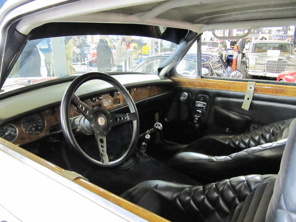 Ban đầu, các đối thủ của Rolls-Royce không để tâm tới đối thủ lạ kỳ này, thậm chí còn chế nhạo nó