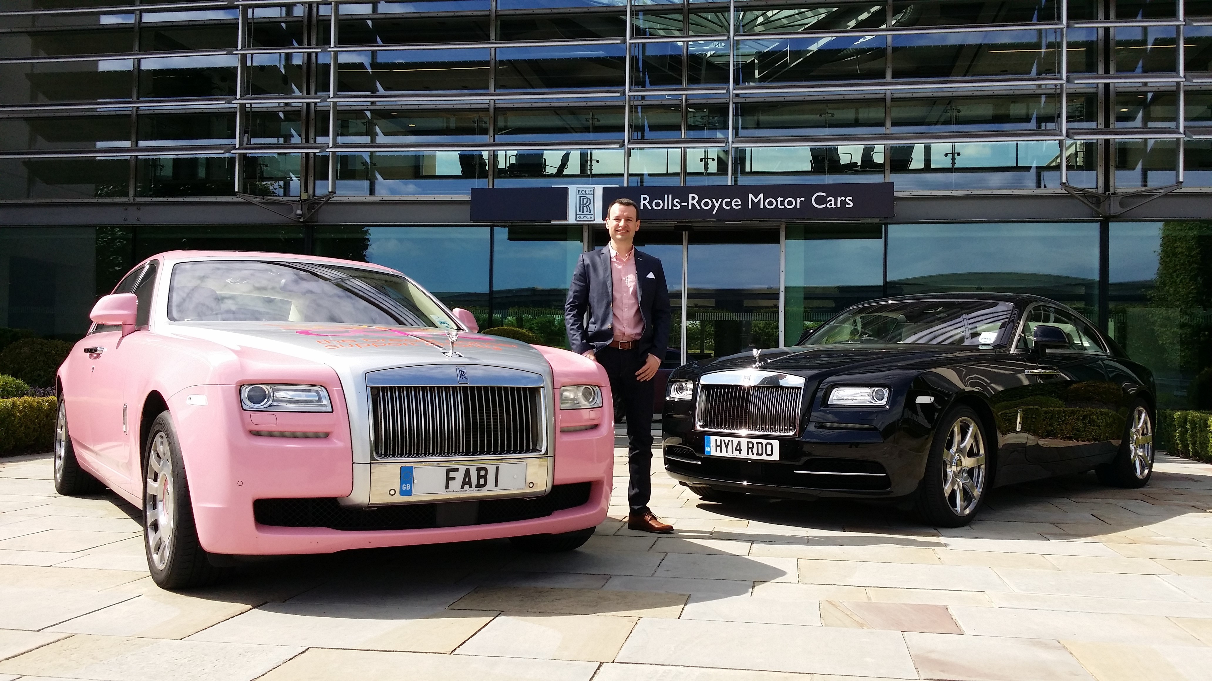 Rolls-Royce Ghost FAB 1 có ngoại thất màu hồng được trang trí với dải băng Chăm sóc ung thư vú, bên trong trang trí màu hồng và màu kem, ô màu hồng được lưu trữ trong chắn bùn và biển số 1 FAB huyền thoại.