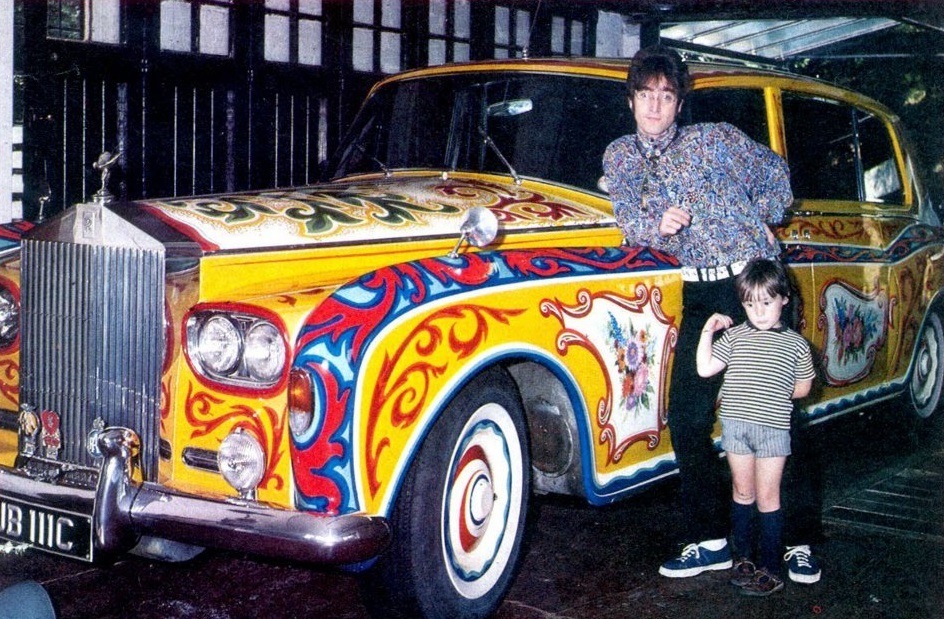 Rolls-Royce Phantom V của John Lennon: John Lennon là một trong những nhạc sĩ và nhạc sĩ được yêu thích nhất trong lịch sử âm nhạc, ông là thành viên của ban nhạc huyền thoại The Beatles