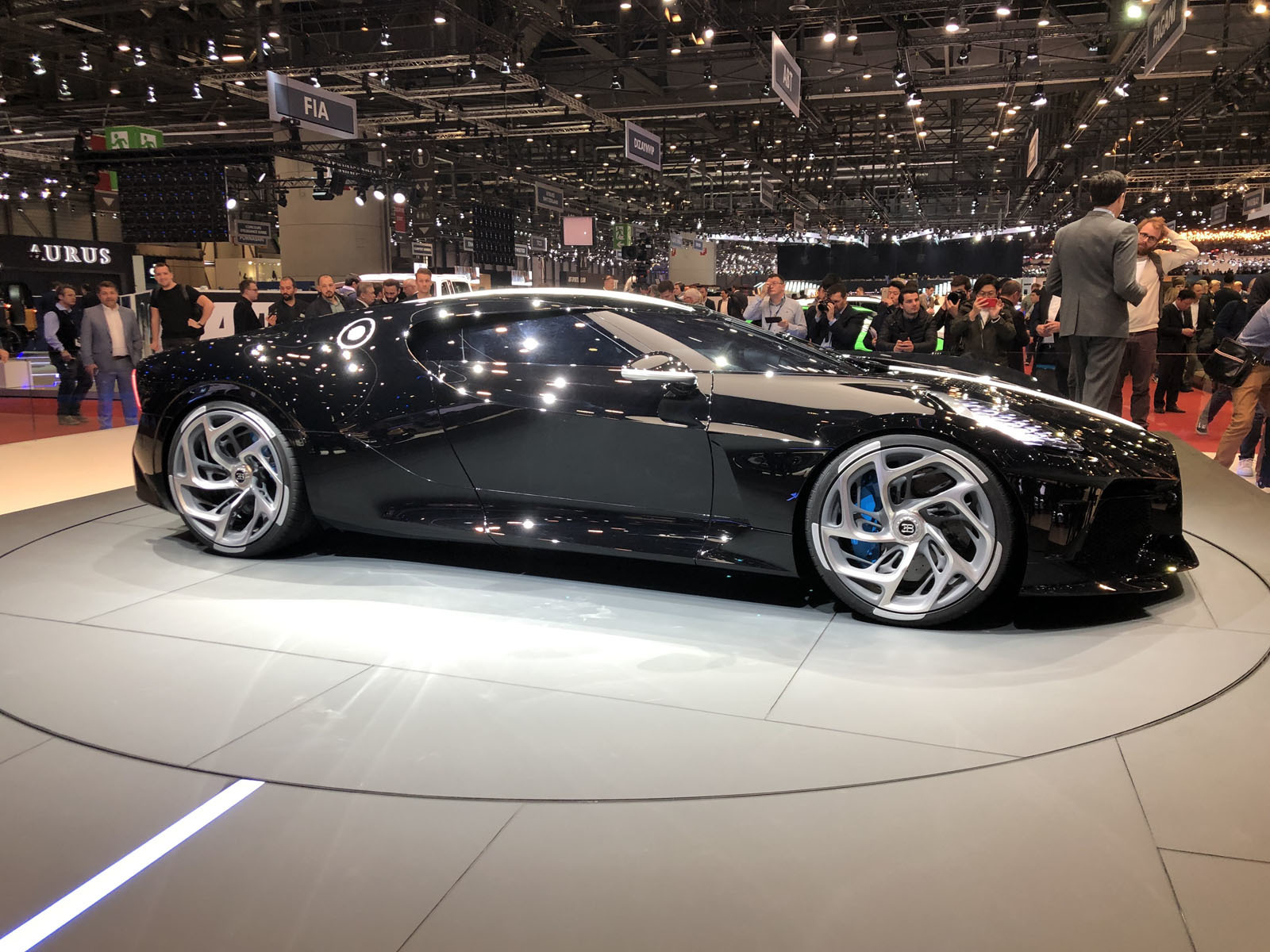 Bugatti La Voiture Noire trang bị động cơ 8.0 W16 bốn tăng áp, công suất 1.500 mã lực và mô-men xoắn cực đại 1.600 Nm tương tự các phiên bản Chiron, Chiron Sport và Divo. Đây là một trong những siêu xe sở hữu sức mạnh cao nhất thế giới