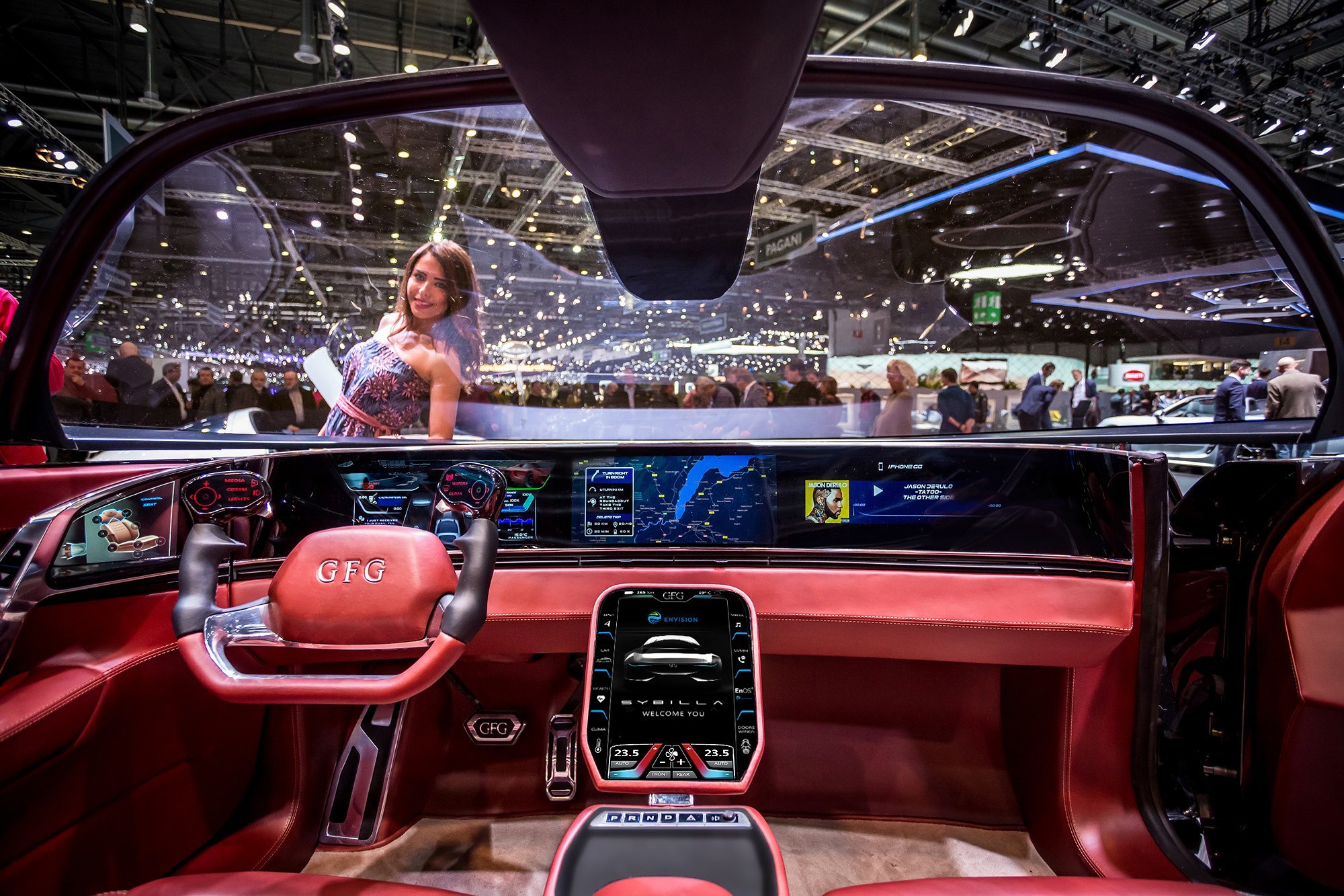 Xe có thiết kế 2 chỗ ngồi, 3 màn hình hiển thị 3 chức năng khác nhau