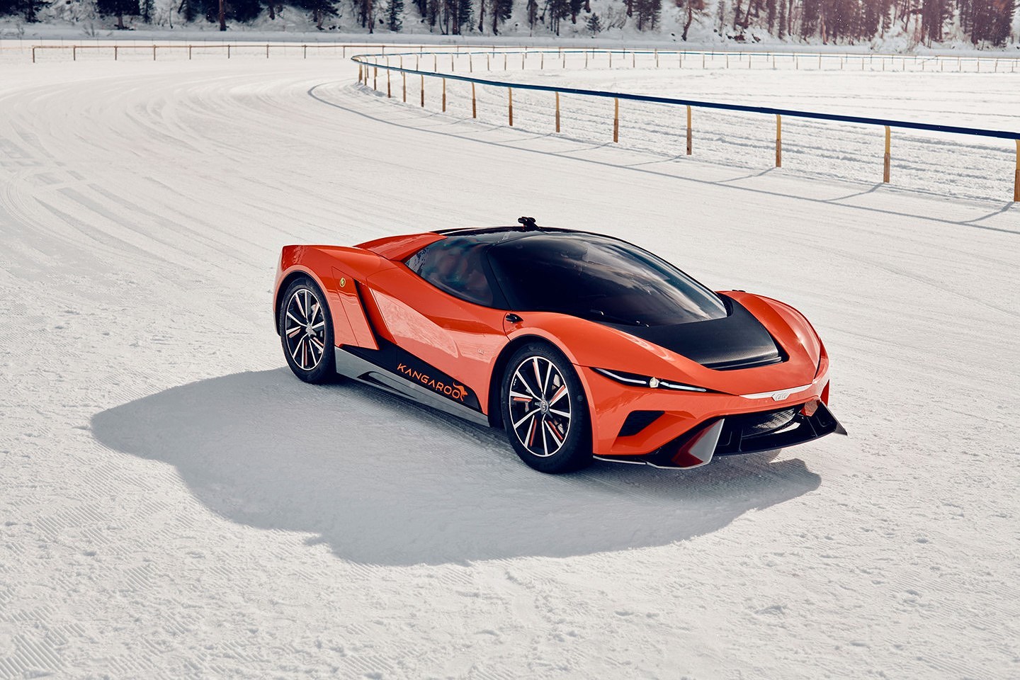 Thân xe được hoàn thiện từ sợi carbon, trong khi cản trước sử dụng chất liệu polycarbonate