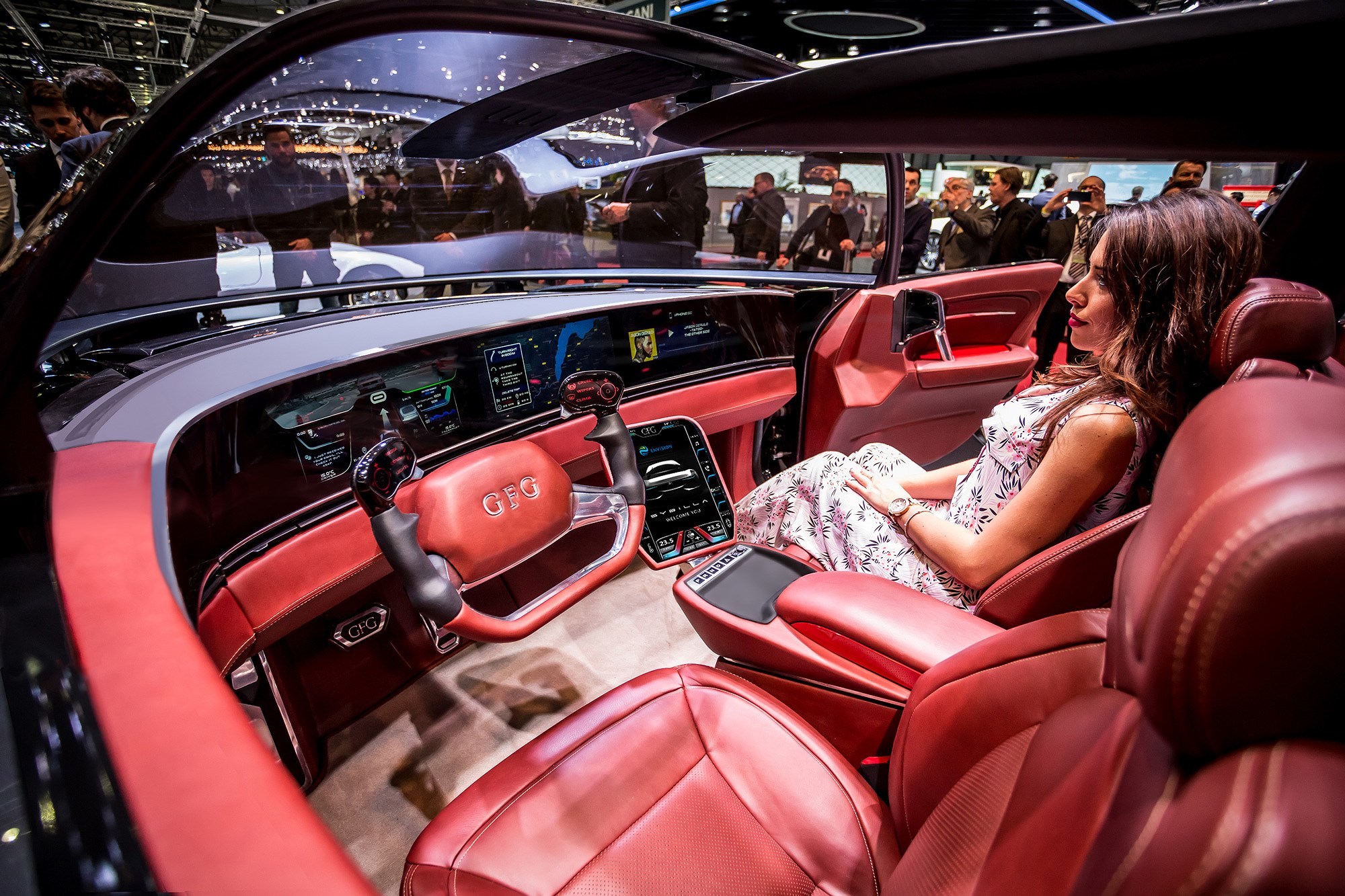 Xe sử dụng hệ dẫn động 4 bánh với khả năng tăng tốc 0-100 km/h trong 3,8 giây. Gói pin 90 kW cho phép xe hoạt động 450 km cho một lần sạc