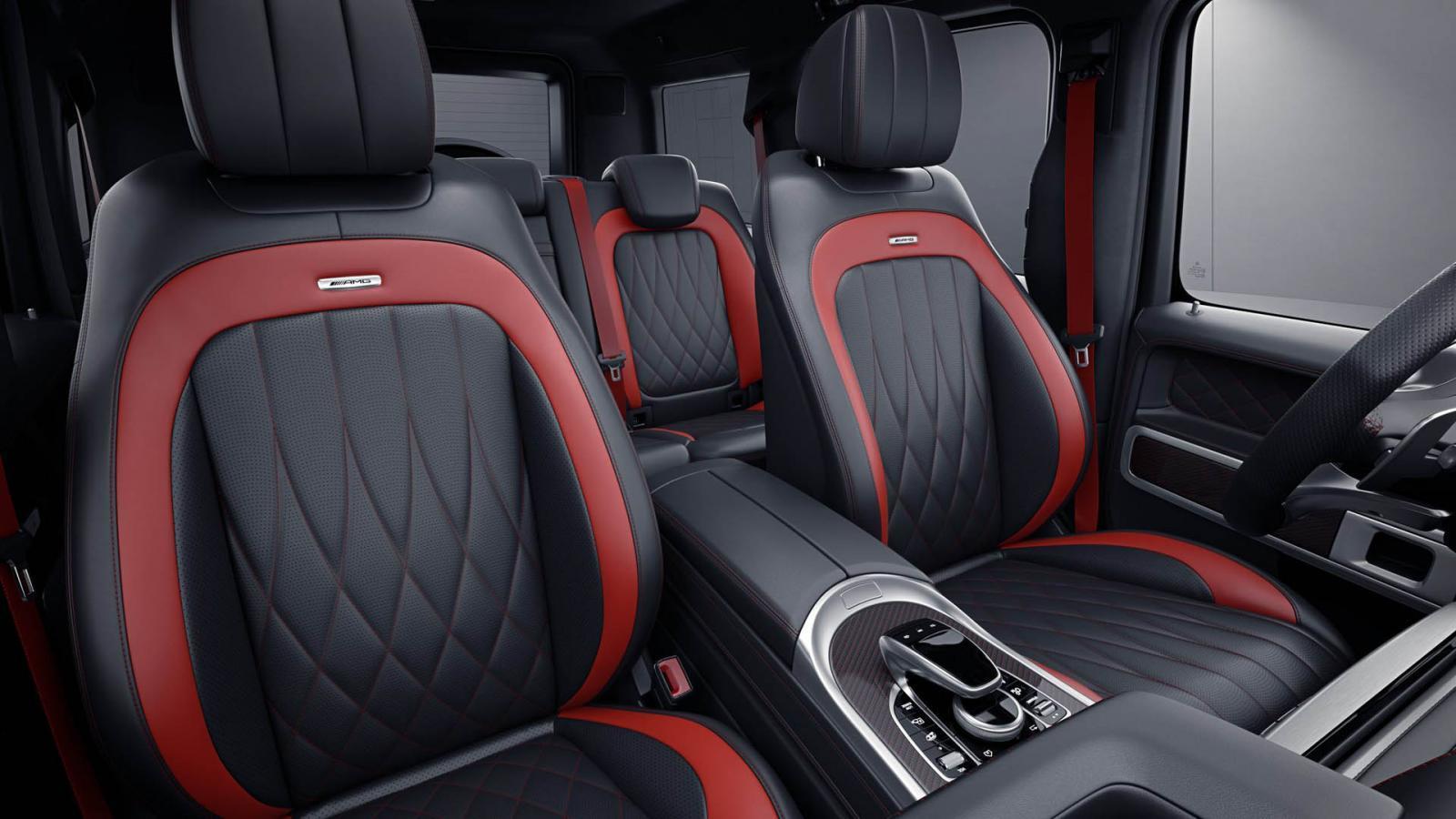 Không chỉ hé lộ màu sơn ở ngoại thất, Minh Nhựa còn cho biết nội thất chiếc Mercedes-AMG G63 Edition 1 của mình sẽ mang 2 tông màu là đỏ-đen. Đây là nội thất chính cho không dưới 6 chiếc Mercedes-AMG G63 Edition 1 đã có mặt tại Việt Nam