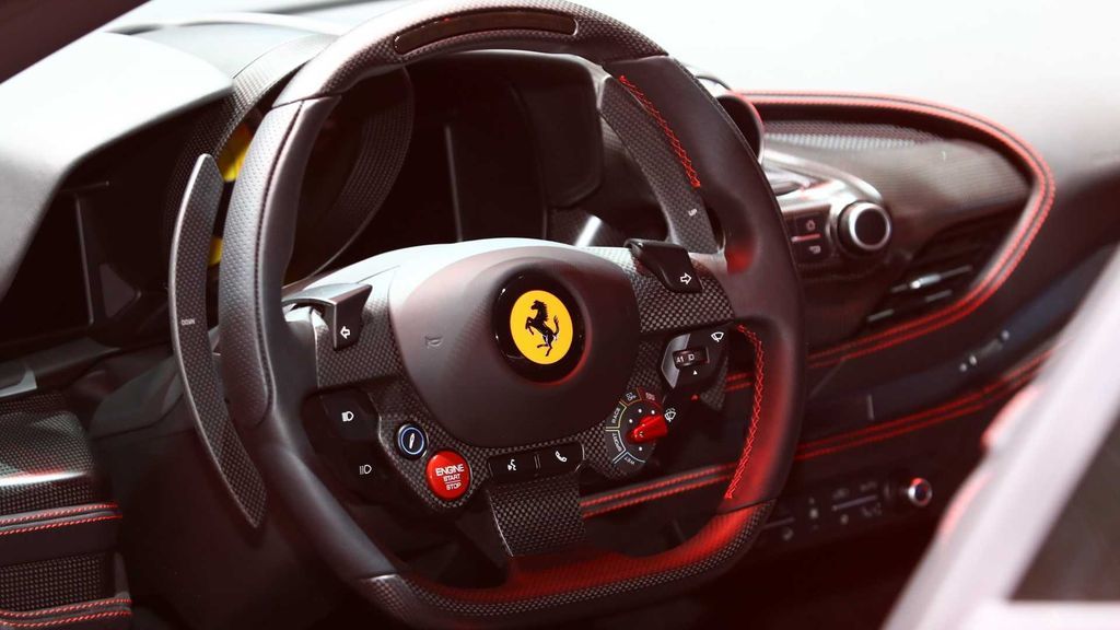 Ngoài ra, xe còn được trang bị vô lăng mới, có đường kính nhỏ hơn trước, nhưng vẫn giữ các nút bấm chủ lực của Ferrari như công tắc chế độ "manettino" và các nút bật tắt tín hiệu thay thế cho cần gạt chuyển thông thường