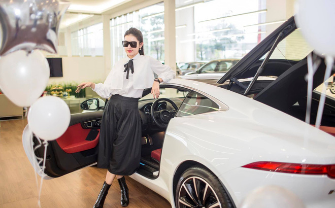 Trên trang cá nhân, Huyền My chia sẻ, cô tự thưởng cho mình nhân ngày 8.3 bằng chiếc xế hộp thể thao thể thao hai cửa Jaguar F-Type của Anh Quốc