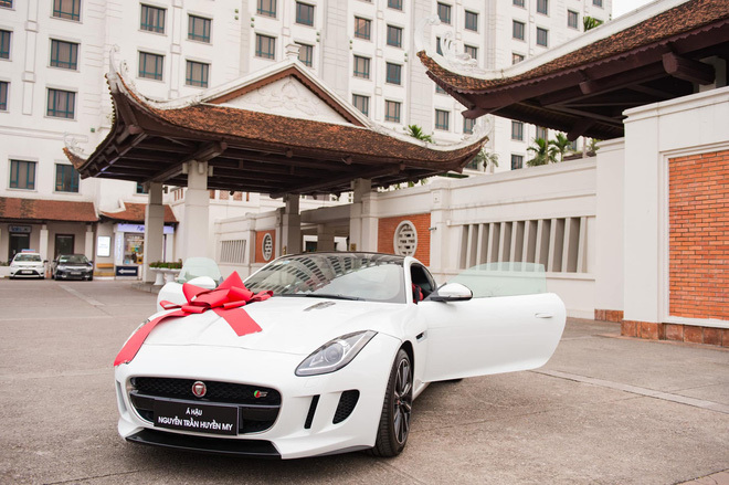 Với chiếc xe này, Á hậu Huyền My có thể tăng tốc từ 0-100km/h trong 4,9 giây trước khi đạt tốc độ tối đa 275km/h