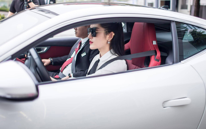 Về chiếc Jaguar F-Type Coupe, đây là mẫu xe 2 cửa hiệu suất cao của Jaguar, động cơ là loại V6 3.0L, cho công suất 380 mã lực và mô-men xoắn 460 Nm