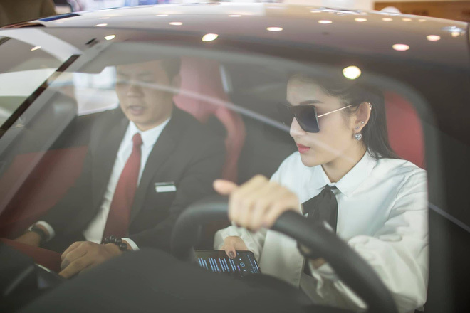 Chiếc F-Type của Huyền My có màu sơn trắng ở ngoại thất, nội thất bọc da 2 tông màu đỏ - đen