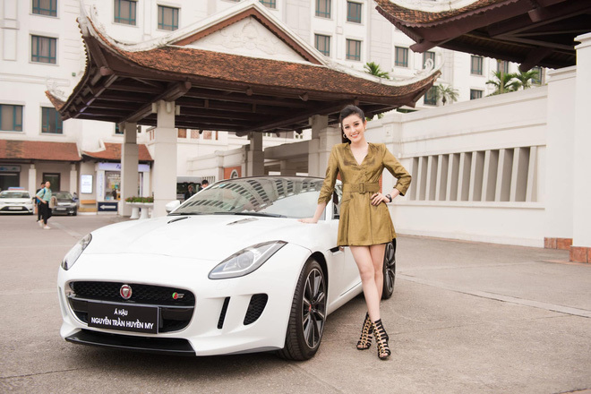 Vài năm trở lại đây, Huyền My không chỉ miệt mài chạy show, dự các sự kiện, event, cô còn tập trung kinh doanh, tham gia đóng phim và trình diễn catwalk tại các show thời trang lớn